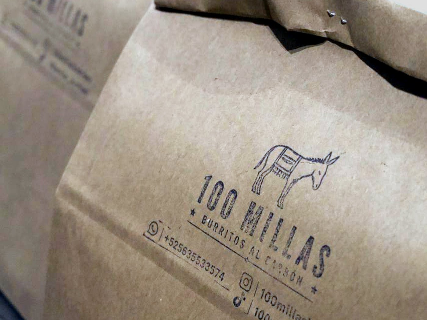 Bolsas kraft selladas con el sello de 100 Millas