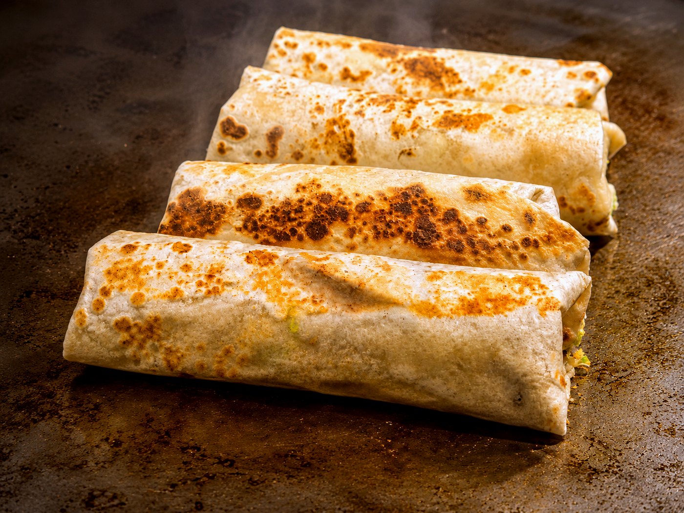 Burritos de 100 Millas dor&aacute;ndose en plancha