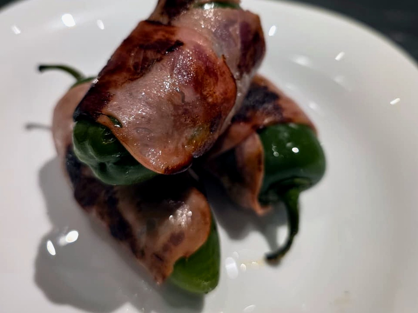 Chiles envueltos preparados en plato blanco