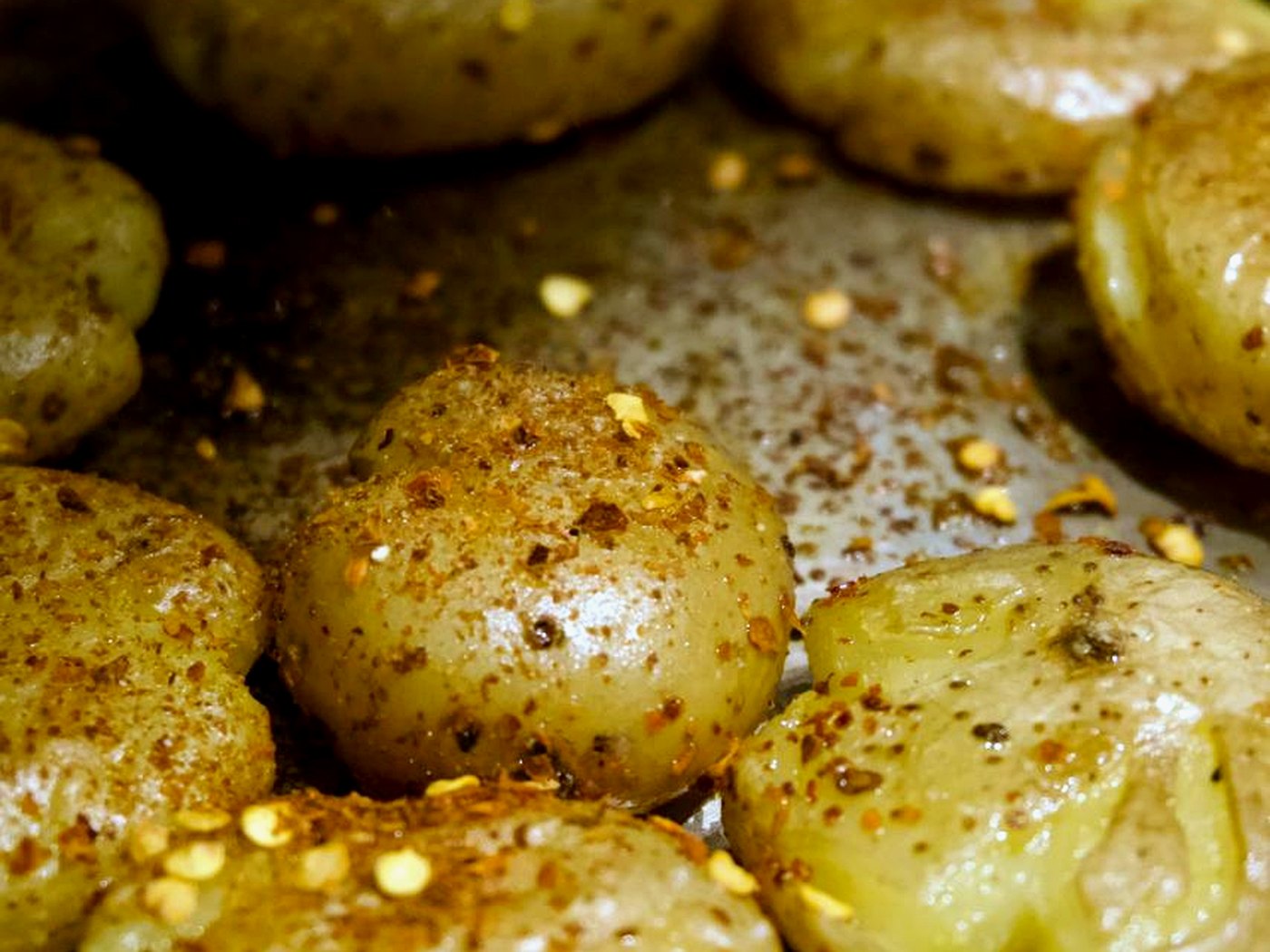 Papas sazonadas prepar&aacute;ndose en sart&eacute;n